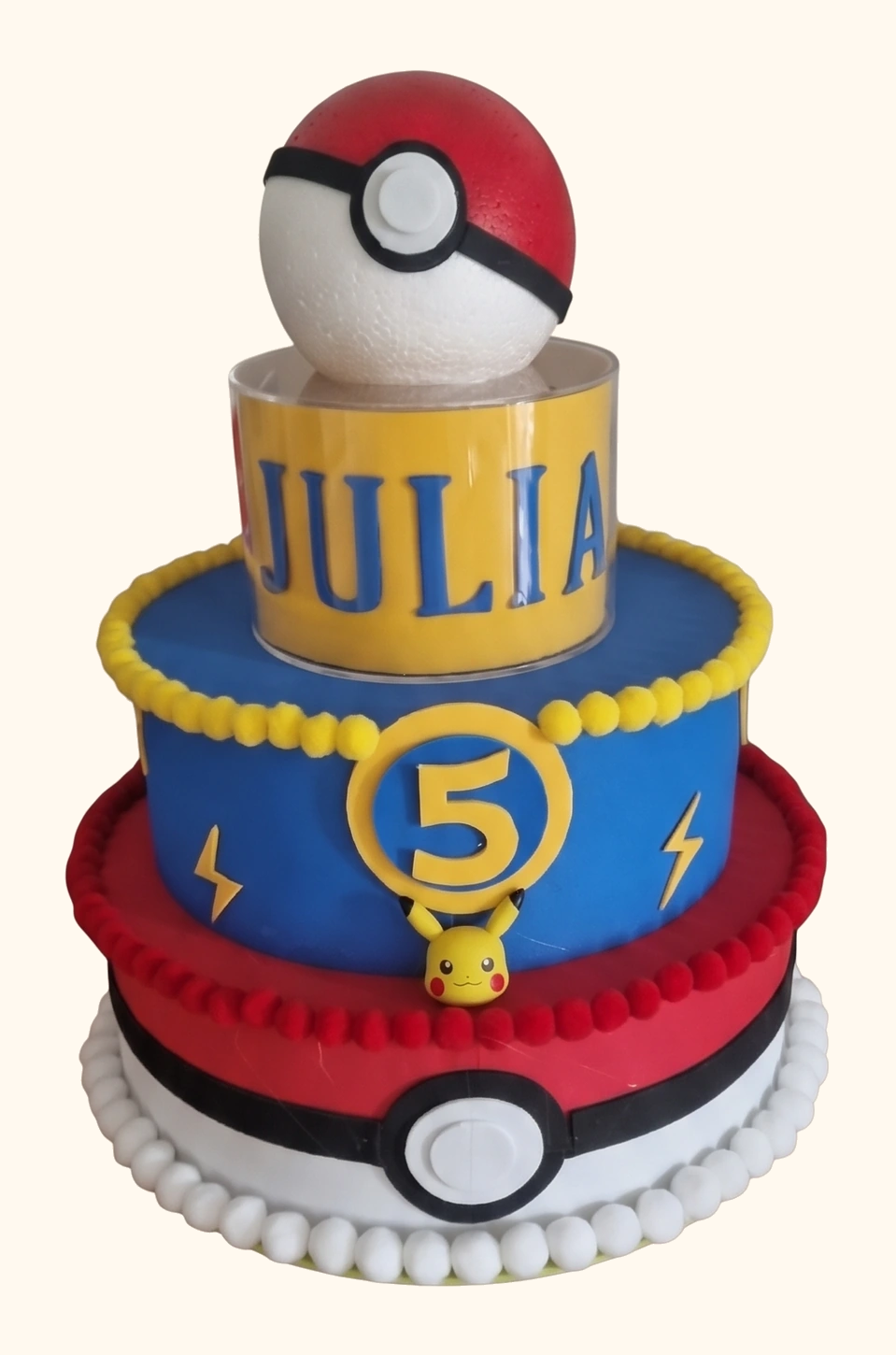Torta decorativa a tema Pokemon con Pokeball, Pikachu, scritta JULIA e numero cinque.